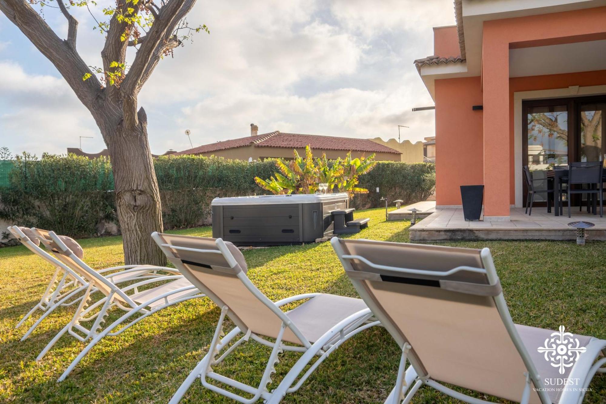 Seaside - Retreat With Jacuzzi Villa Syrakus
