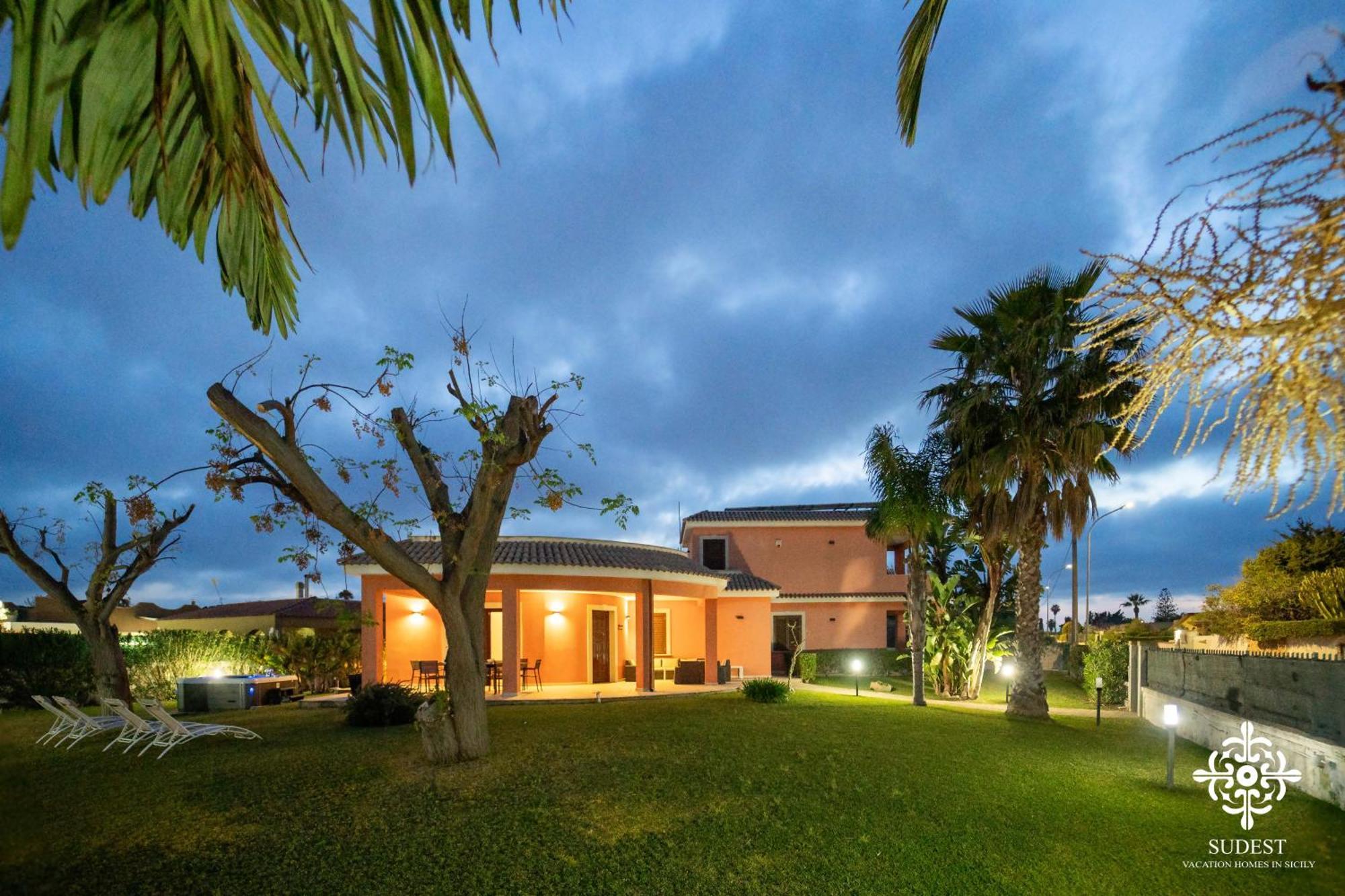 Seaside - Retreat With Jacuzzi Villa Syrakus